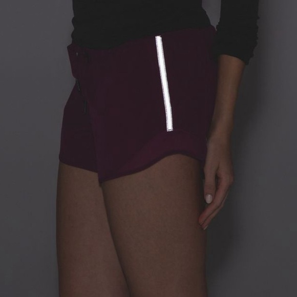 Lululemon Hotty Hot Low Rise lightweight Run Short Long 4” in Deep Fuchsia Sz 6 - Picture 4 of 10